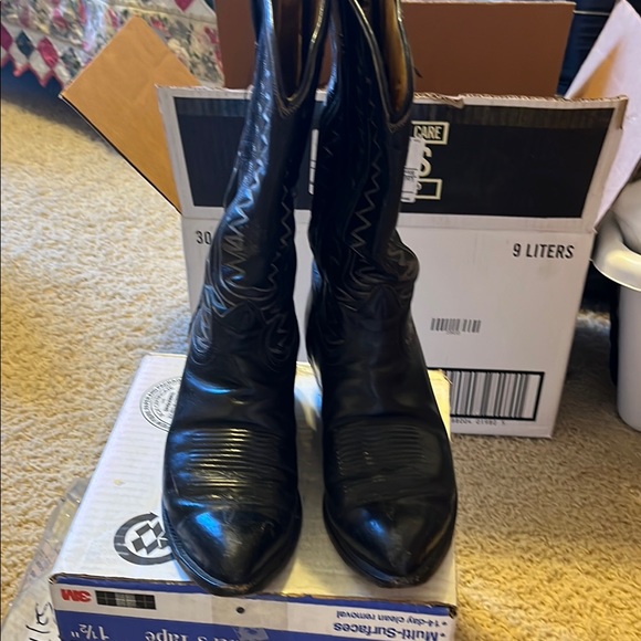 Black Heeled Boots with Textured Pattern and Pointed Toe - Picture 1 of 3